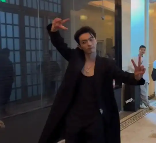 许凯gq下班变六一小朋友