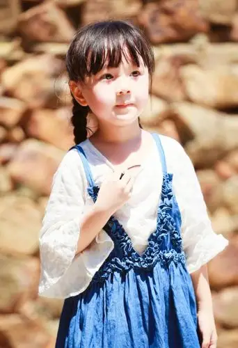 小泡芙之后,小山竹也露出大脑门,扎起丸子头对着镜头卖萌超可爱!