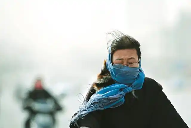 轻松管理手机 免费下载应用1 2 3 1,省城体育路附近,一位行人被风扬起