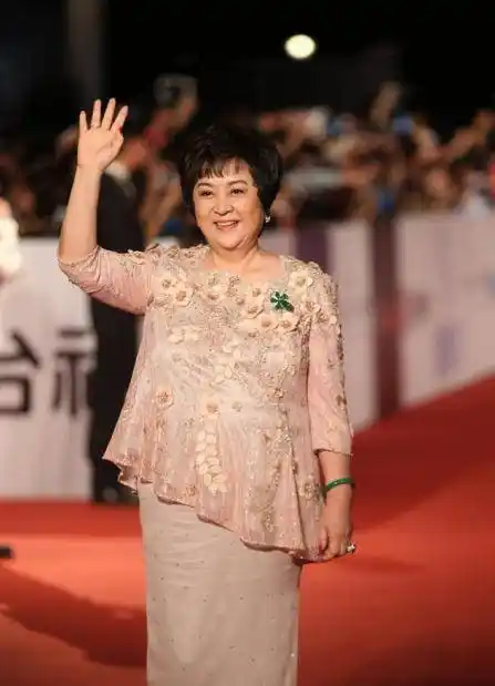原创72岁甄珍走红毯年轻时被称台第一美女如今气质依然不凡