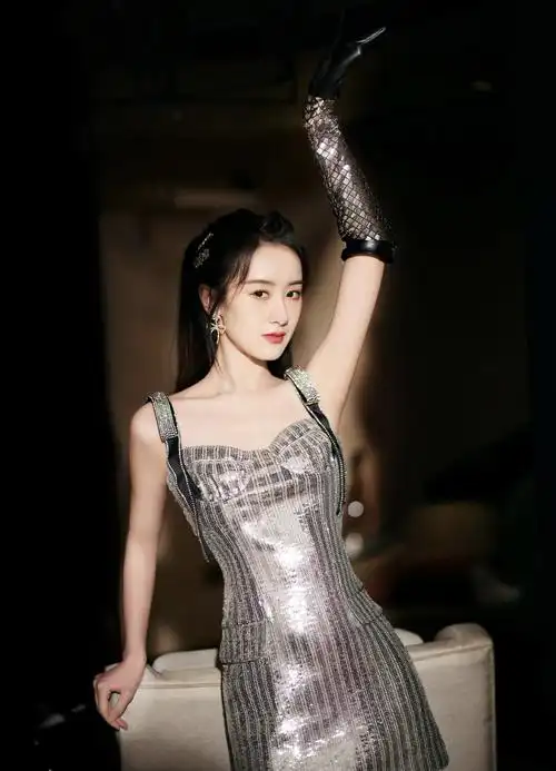 袁冰妍身材真绝亮面紧身裙包裹s曲线光滑面料丝毫不显臃肿