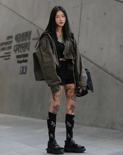 姐是韩国一个很出名的纹身艺术师,在ins上有十几万的粉丝,叫lina ahn