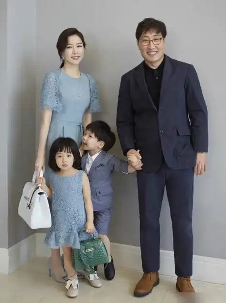 44岁李英爱携家人拍时尚写真 富豪老公出镜[高清大图]