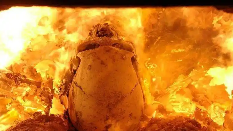 65公斤的人,火化后只剩几公斤骨灰,那灵魂还在吗?的头图