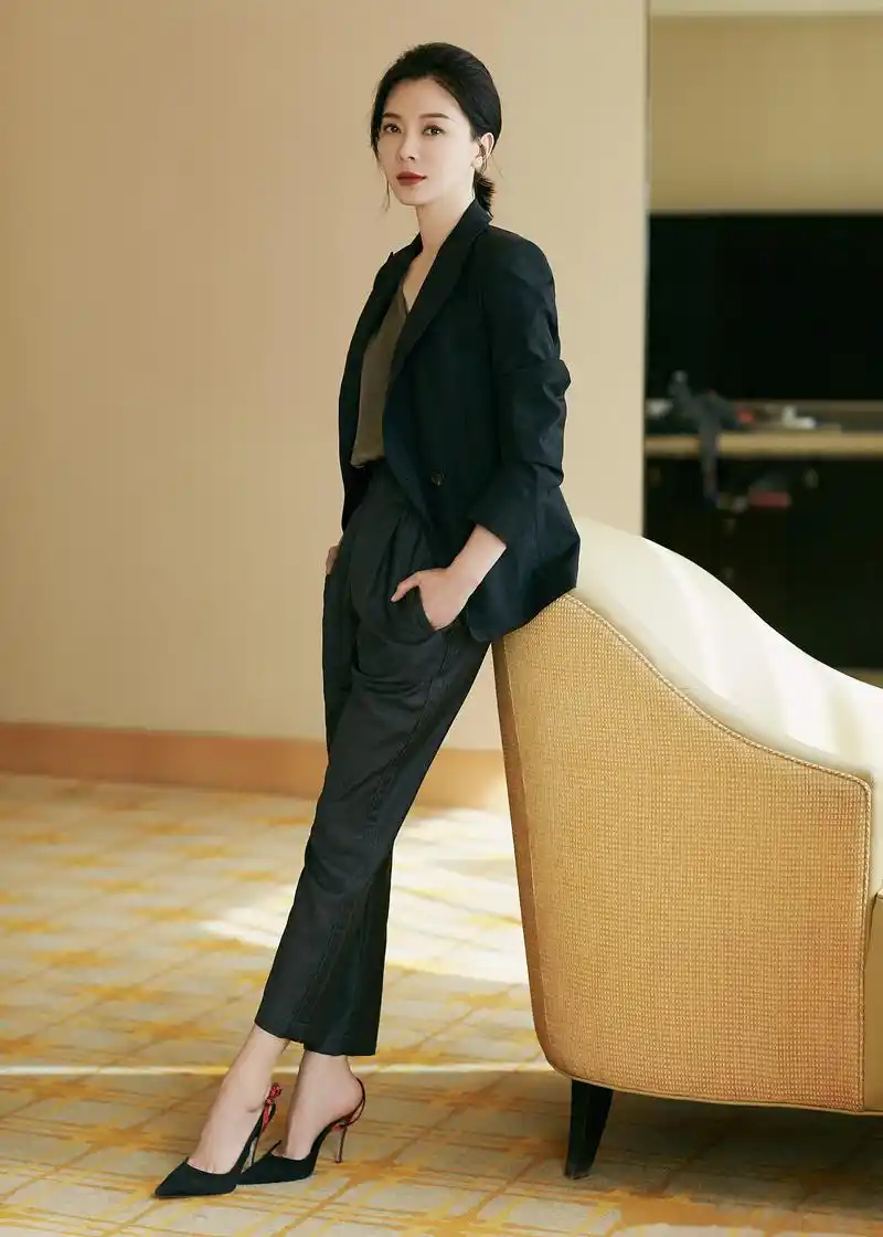 陈数暗纹西装外套搭配墨绿内搭,媒体通告日的美数干练又不失温柔.