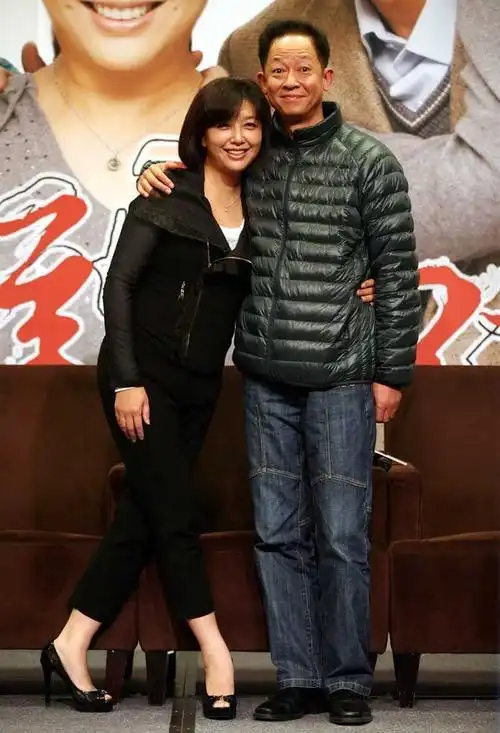 原创人到中年才活得真实,江珊穿上万元羽绒服踩棉靴,像个老妇人!