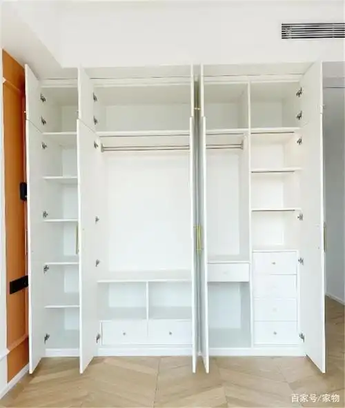 定制衣柜的内部格局要灵活设计,不要做太多层板,否则收纳效果很差.