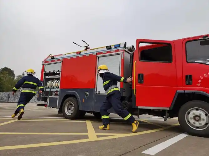第二部分是用消防车灭火,考试服务中心的保卫科同志凭借着熟悉的操作