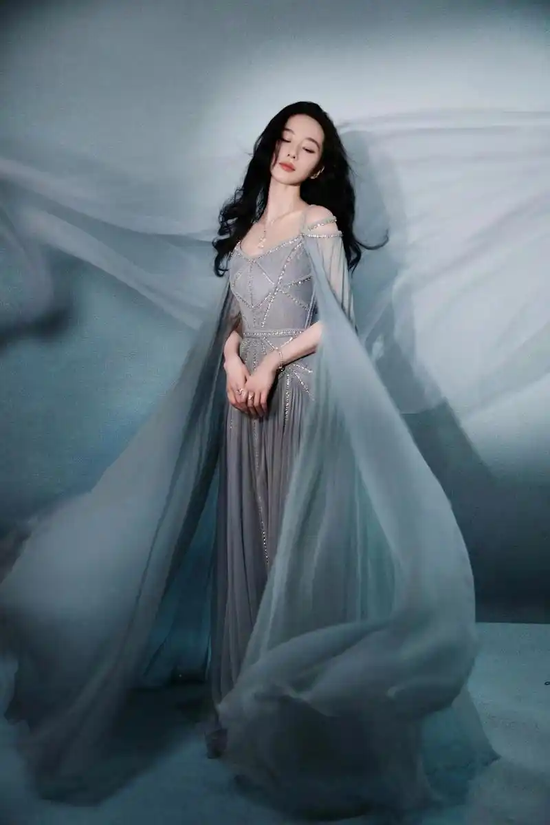 刘诗诗微博之夜造型,淡蓝薄纱高定礼服,清丽温婉气质如兰,姐姐太仙了!