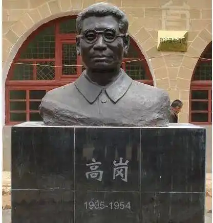 高岗故居,在横山县高家沟村,铜像由私人捐铸,内部陈设简简单单