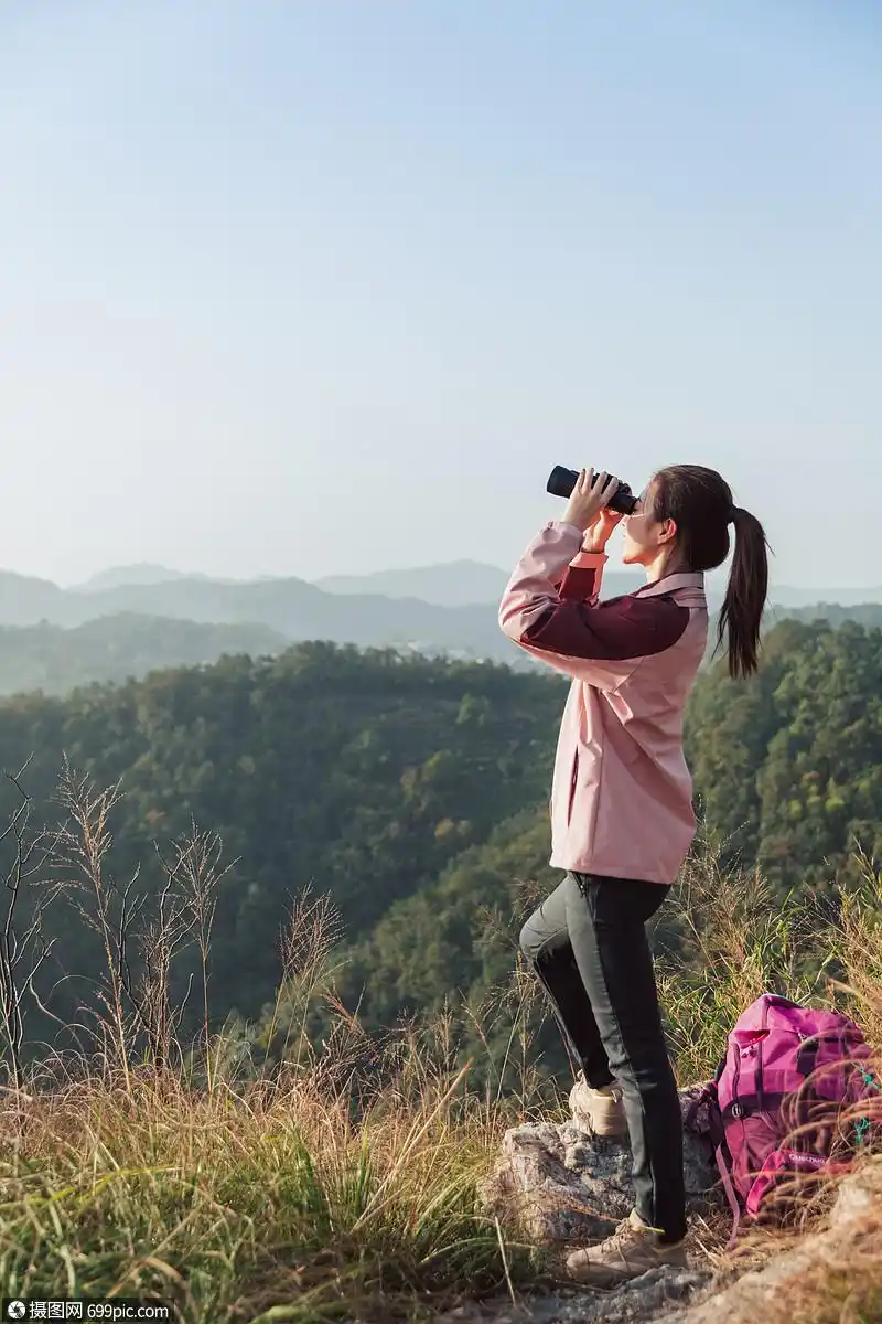 望眼镜看风景的女生