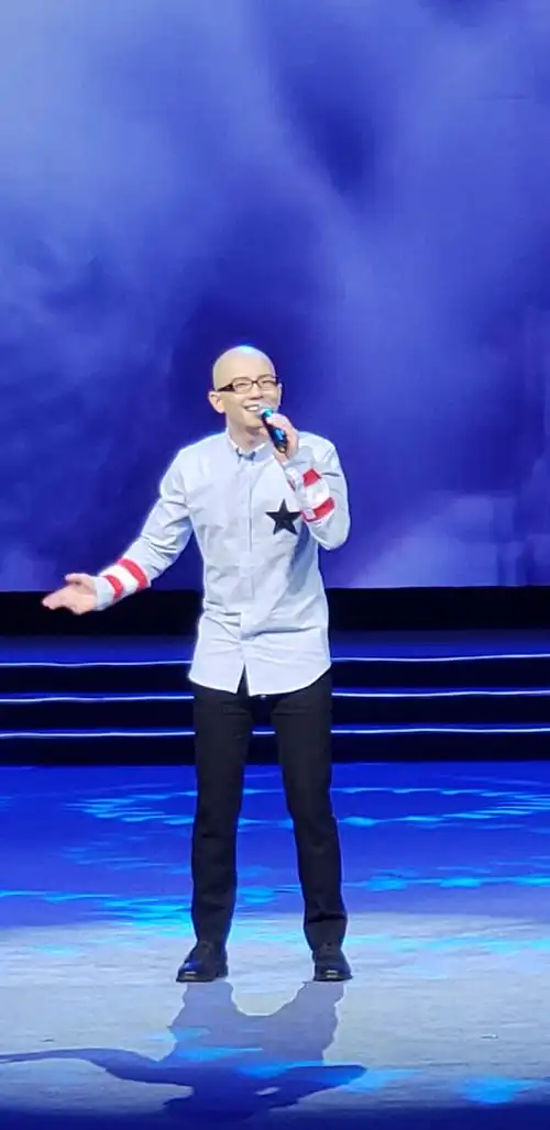 歌手平安亮相文联扶贫音乐会深情献唱临高曲