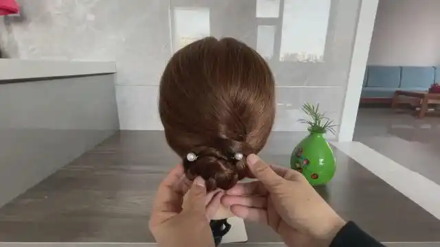 50岁以后这样盘发才是该有的样子,别上喜欢的发饰,画龙点睛