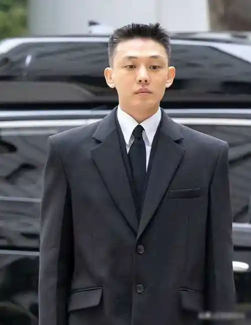 刘亚仁出席第三次公审,无视记者提问,头发已花白!_舞台_荣耀_压力