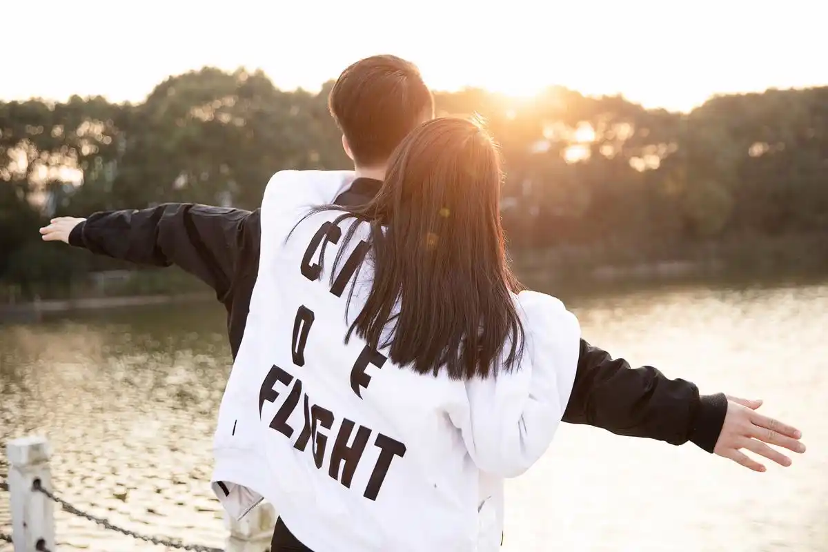 相爱的两个人,彼此付出了真心,为什么换回的只有伤害?