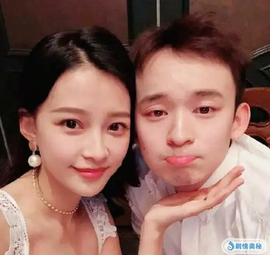 孙怡实拍董子健早期挑鞋照,选择太多趴地上苦恼,网友:像个孩子