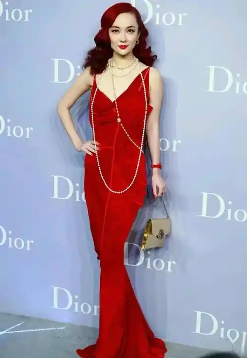 原创霍思燕惊艳亮相dior活动红裙珍珠闪耀全场
