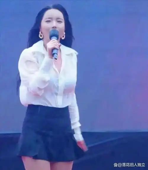 微胖女神洪真英雨中惊艳亮相,湿身衬衣透视装引爆全场!