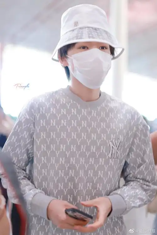 宋亚轩机场饭拍 今日look灰色休闲装白色渔夫帽……_高清图集_新浪网