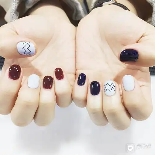 简约手绘圆形短指甲新款美甲图片