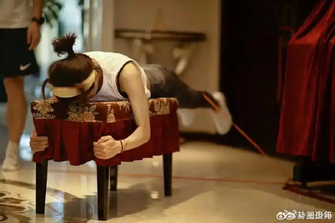 王珞丹素颜健身照