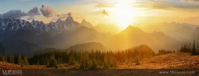 初升的太阳和连绵不绝的群山全景高清图片