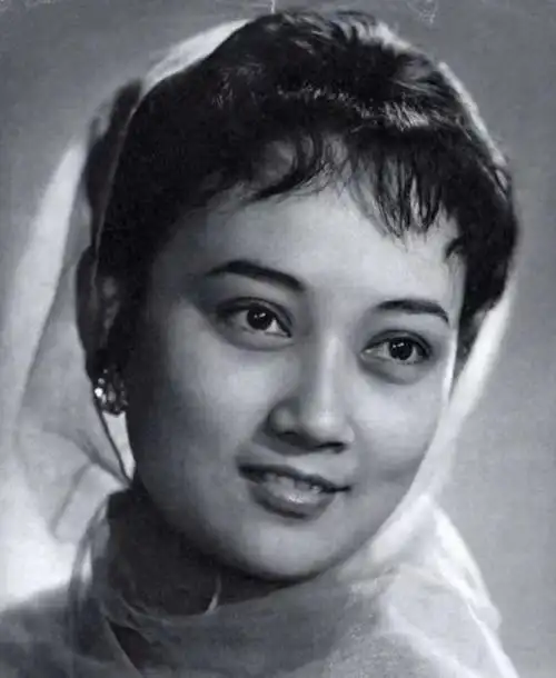 这是对老一辈艺术家的崇敬,也是对他们坚韧不拔的精神的赞美.在这个