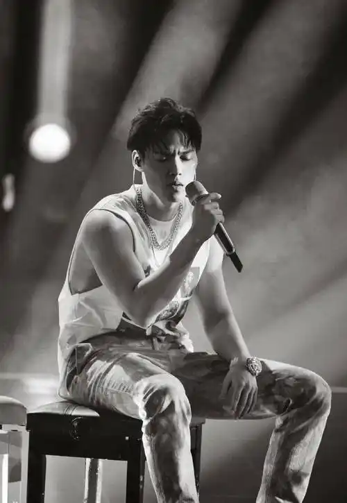 拥有八块腹肌的歌手,还有丰硕的身材肌,喜欢撸铁没道理_董又霖_健身房