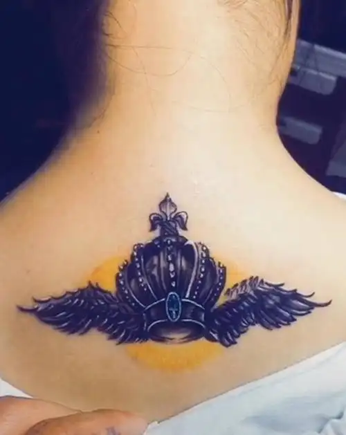 皇冠纹身图片_背部纹身图案