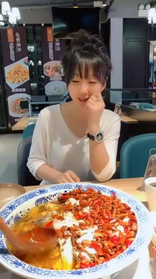 坐在我对面一起吃饭的是护我一世周全的男人