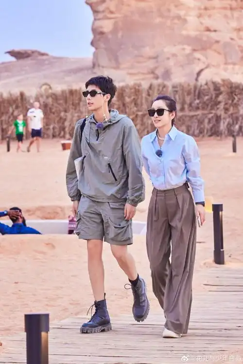 【#花儿与少年#游学剧照】光影聚焦探险瞬间,日落时分开启谈心时刻花