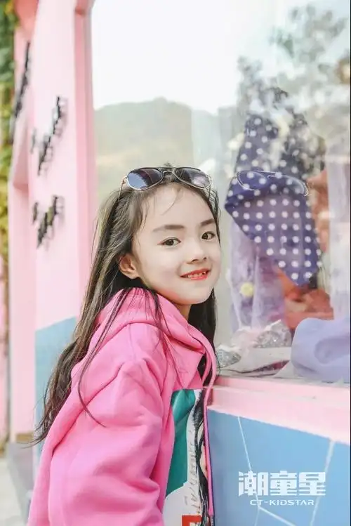 潮童星儿童模特街拍,让色彩打开十一月的时尚大片