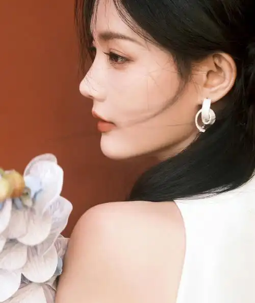 李一桐新中式造型,全身以白色为主调,素雅又不失高贵,半扎丸子头成为