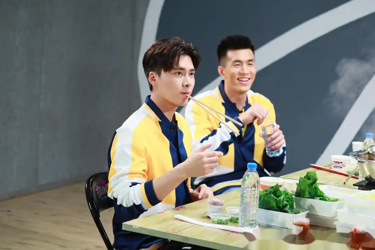 李易峰,火锅 距离李领队李易峰篮球之约还有天!