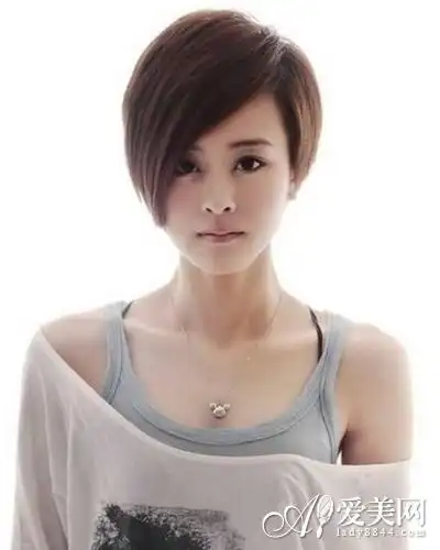 长刘海沙宣短发长长的刘海从头顶延伸到脸颊,显出个性的时尚感,遮住半