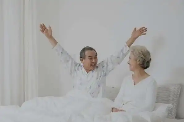 中老年人几点起床比较好60岁以后每天睡多长时间合理