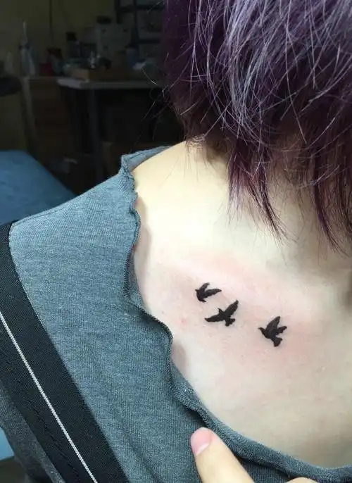 女生锁骨处小清新小鸟纹身图案