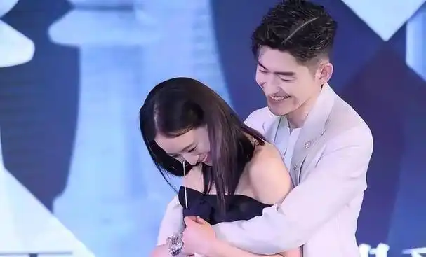 除了这一点,成龙这位备受敬重的演员其实也是那些拥有"咸猪手"的男星