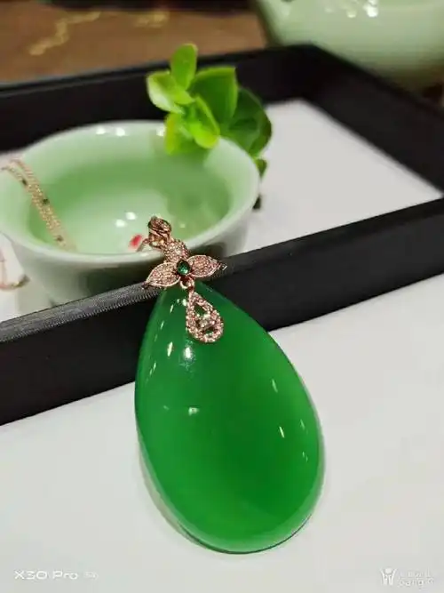 帝王绿玛瑙大水滴吊坠