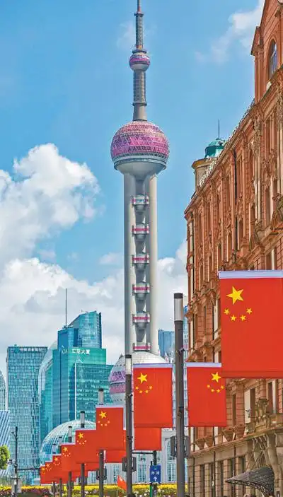 上海南京路步行街悬挂五星红旗迎国庆.