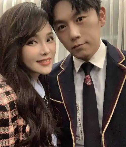伊能静晒与秦昊合照,穿校服扮美,却被吐槽滤镜开到失真_照片_节目