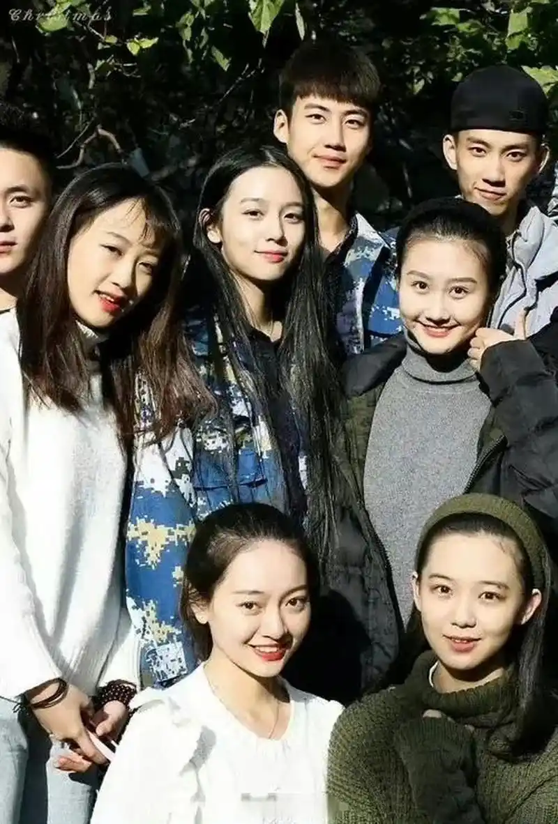 没想到关晓彤和周也竟然是同班同学,总感觉两人出道时间差很久,不是同