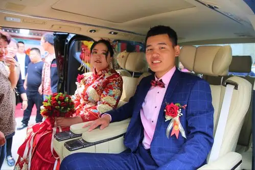 十点五十五分,新郎抱起了新娘,抱上了婚车,在鞭炮与礼花中,缓缓驶向