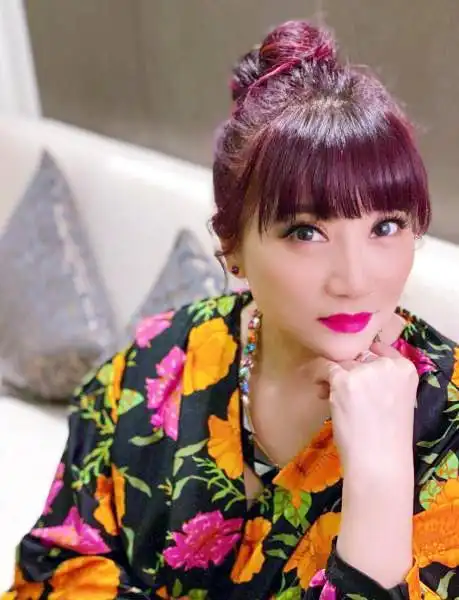 著名歌手朱桦曾婉拒费翔求爱陪妈妈抗击阿尔茨海默病