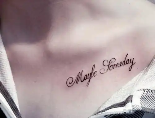 胸前锁骨处清新的英文字母纹身6