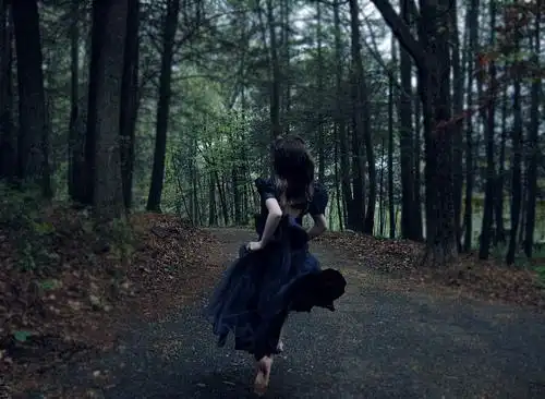 孤单美女的决绝背影