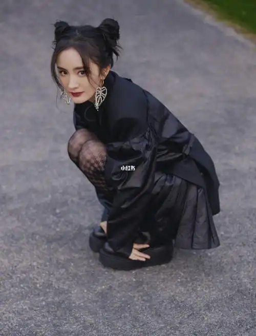 杨幂亮相王牌对王牌造型黑丝性感又帅气