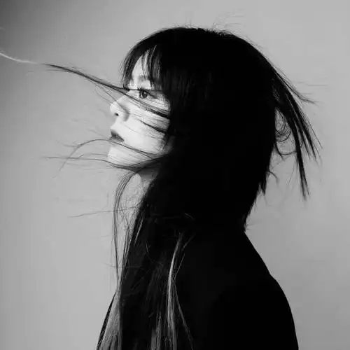 【微信头像】女半身黑白