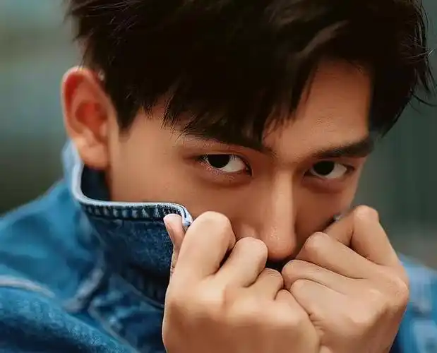 32岁李现现身戛纳红毯秀,露脸即封神,沉稳有型,自信从容