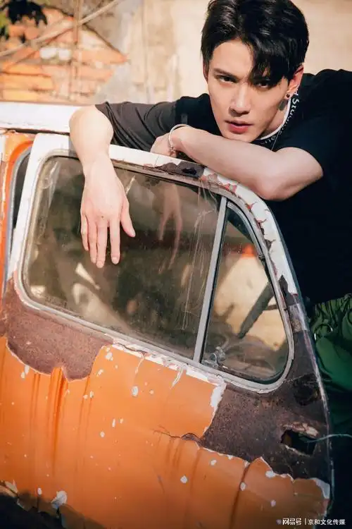 徐正溪最新写真曝光 时尚穿搭尽显痞帅魅力